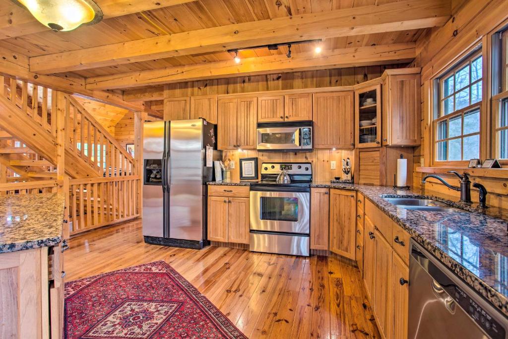 Luxury Cabin with Deck Less Than 5 Miles to Sapphire Valley! - image 2