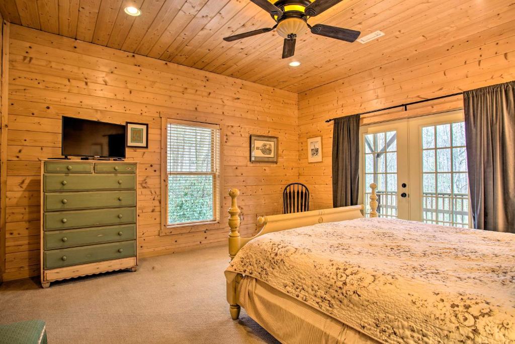 Luxury Cabin with Deck Less Than 5 Miles to Sapphire Valley! - image 3