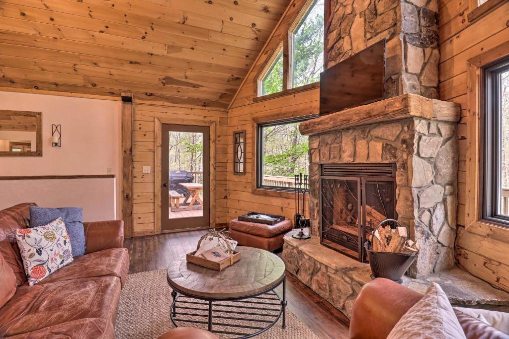 Expansive Whisper Lake Retreat with Hot Tub! - image 3