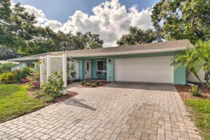 Sunny Sarasota Retreat with Kayaks Less Than 6 Mi to Beach! - image 2