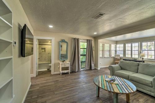 Quiet and Cozy Sarasota House with Yard Pet Friendly! - image 5