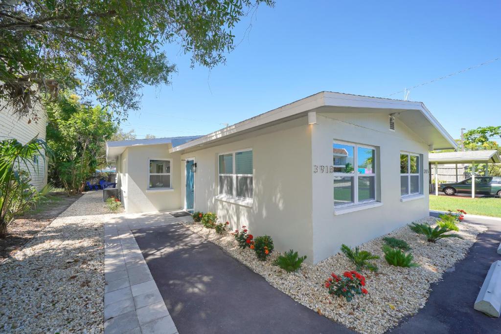 Casita Zoe-All-NEW Modern Less than 3 miles to the Beach! - main image