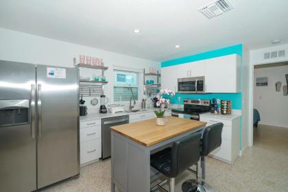 Casita Zoe-All-NEW Modern Less than 3 miles to the Beach! - image 13