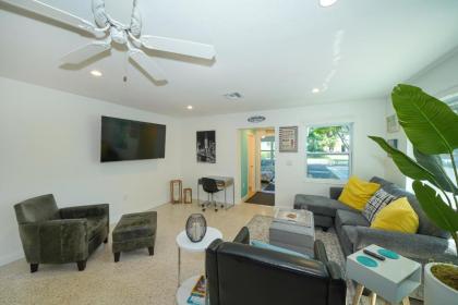 Casita Zoe-All-NEW Modern Less than 3 miles to the Beach! - image 2