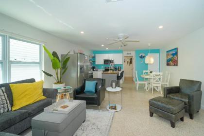 Casita Zoe-All-NEW Modern Less than 3 miles to the Beach! - image 3