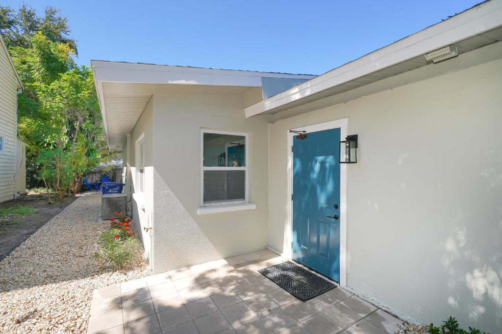 Casita Zoe-All-NEW Modern Less than 3 miles to the Beach! - image 4