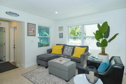 Casita Zoe-All-NEW Modern Less than 3 miles to the Beach! - image 9