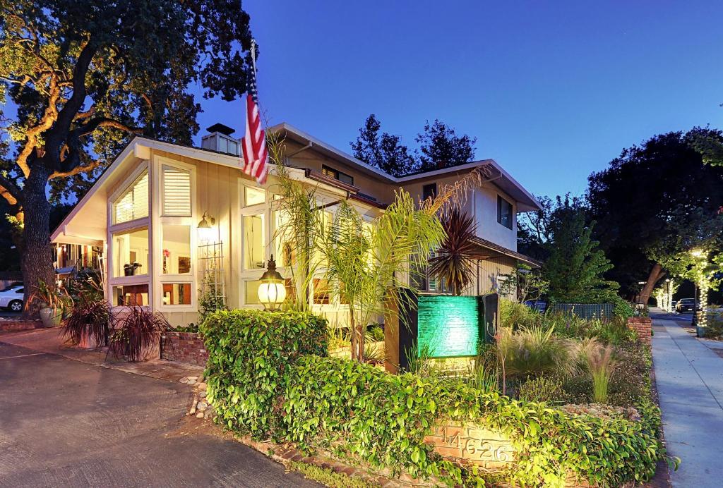 Saratoga Oaks Lodge - main image