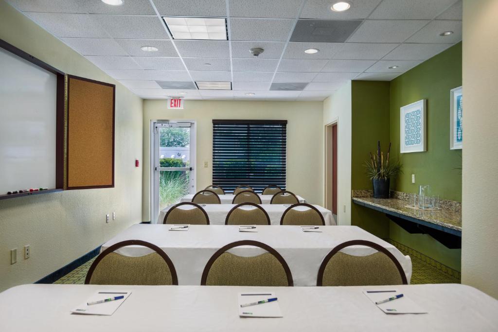 Holiday Inn Express Hotel & Suites Savannah Midtown an IHG Hotel - image 4