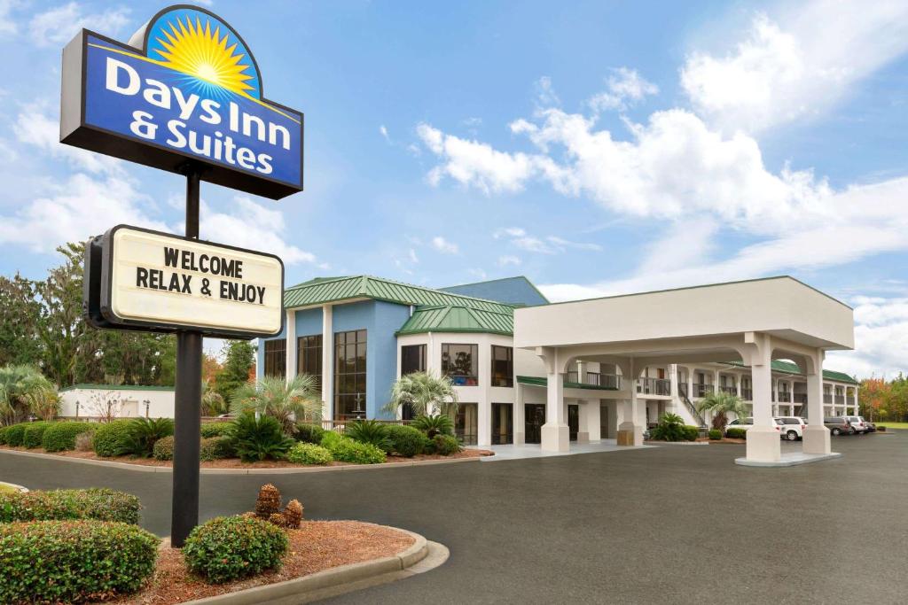 Days Inn & Suites by Wyndham Savannah Midtown - main image