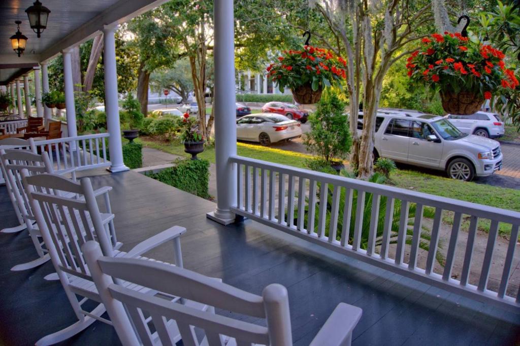 Comfortable Escape in Historic Downtown Savannah - image 3