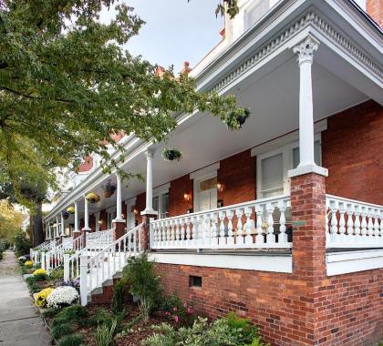 2 Bedroom Newly Renovated Townhome in Historic Savannah - image 4