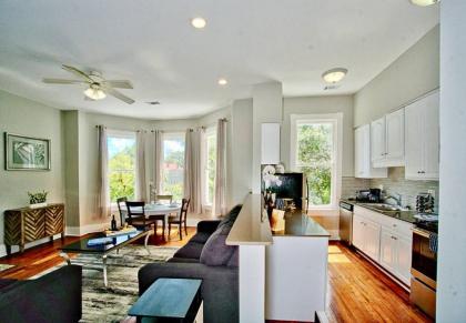 2 Bedroom Renovated Townhouse in Downtown Savannah - image 1