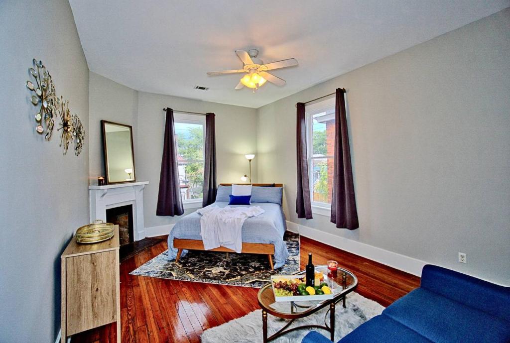 2 Bedroom Renovated Townhouse in Downtown Savannah - image 2