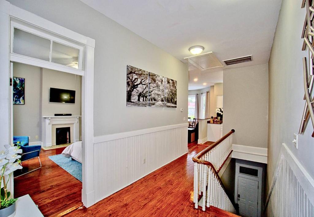 2 Bedroom Renovated Townhouse in Downtown Savannah - image 4