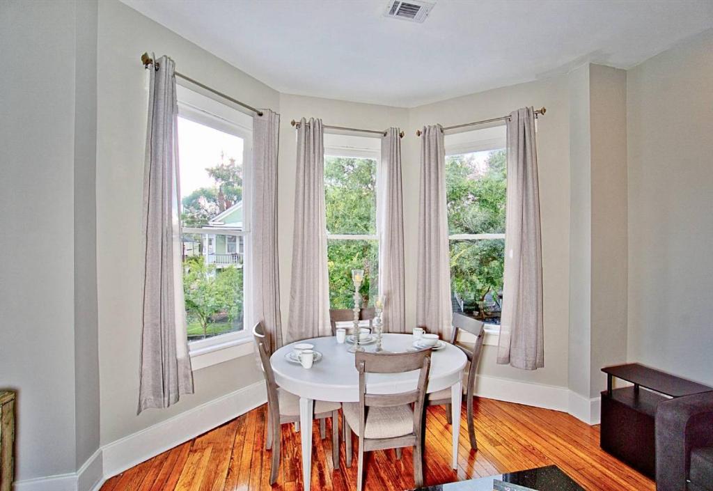 2 Bedroom Renovated Townhouse in Downtown Savannah - image 5