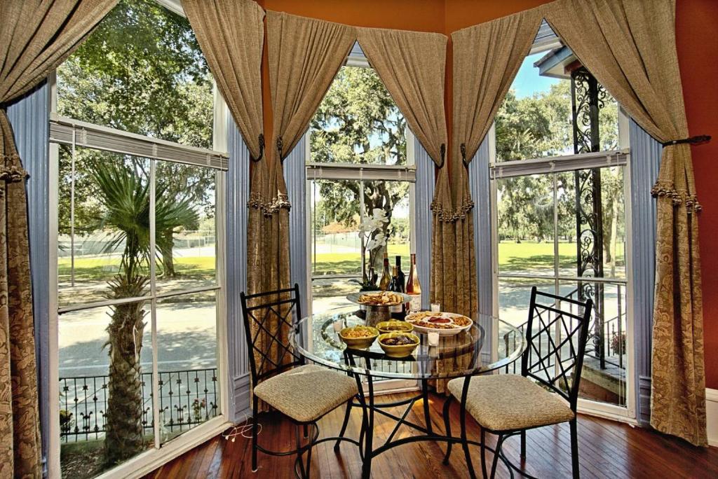 Elegant 2 bed directly on Forsyth Park - main image