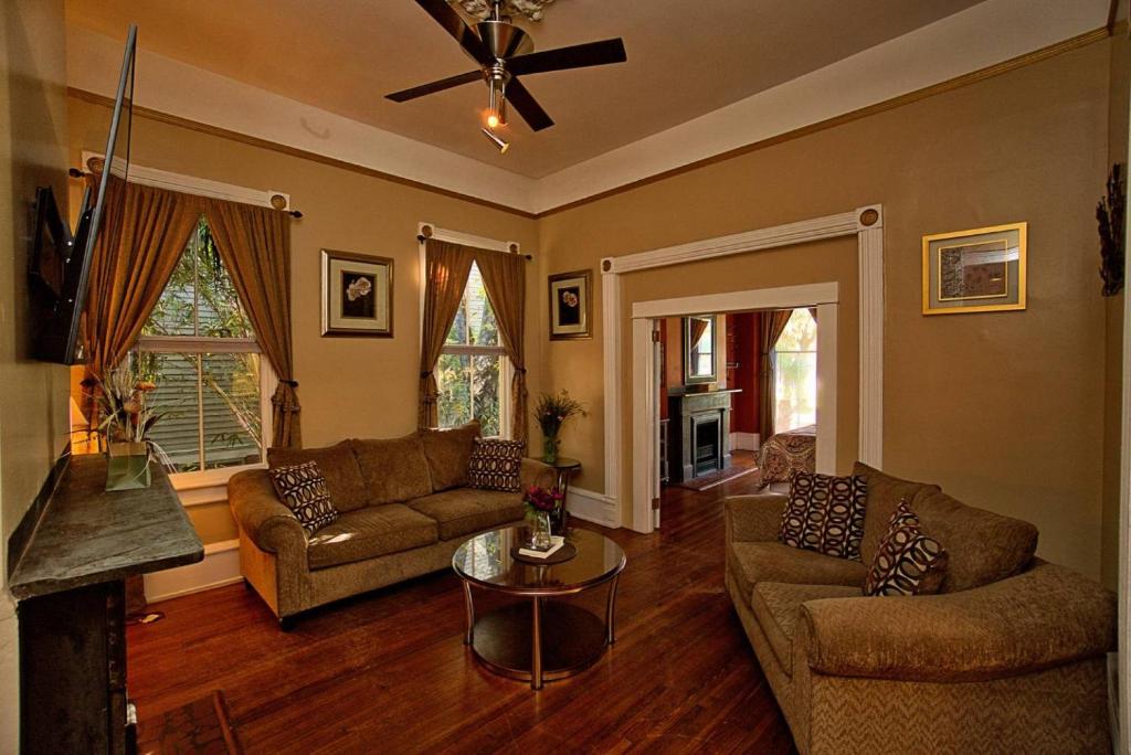 Elegant 2 bed directly on Forsyth Park - image 2