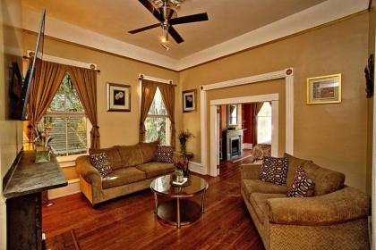 Elegant 2 bed directly on Forsyth Park - image 3