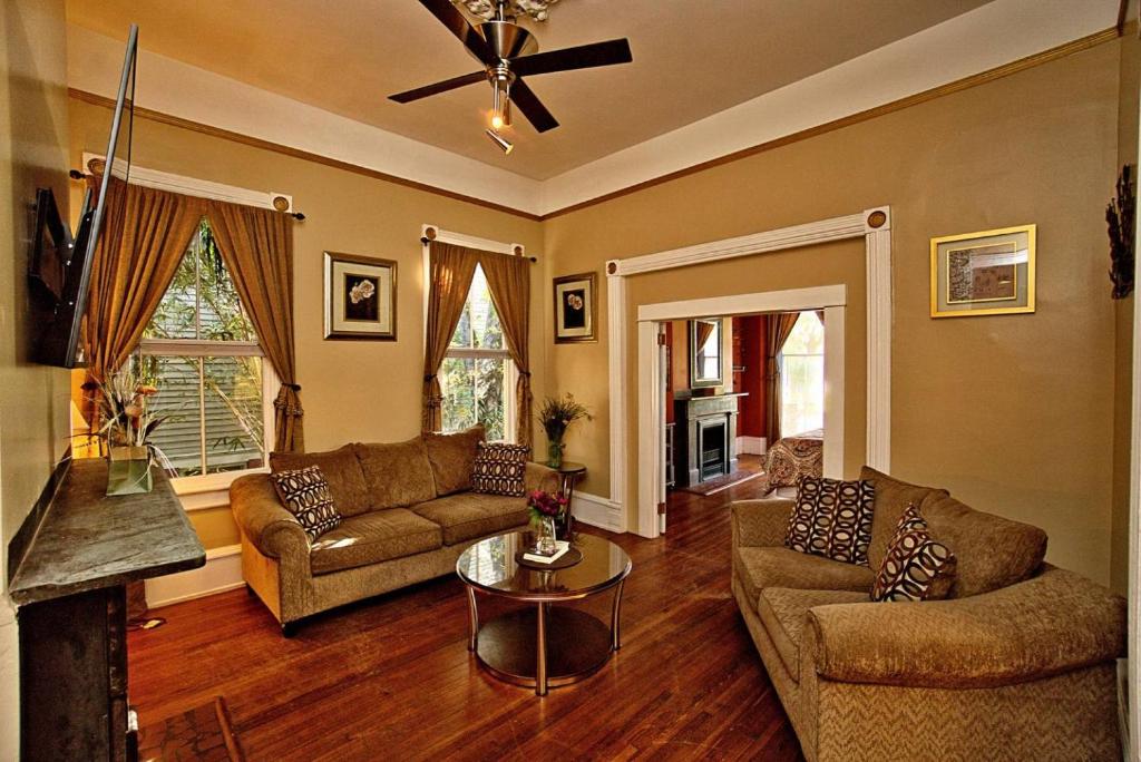 Elegant 2 bed directly on Forsyth Park - image 3