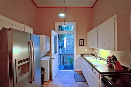 Elegant 2 bed directly on Forsyth Park - image 5