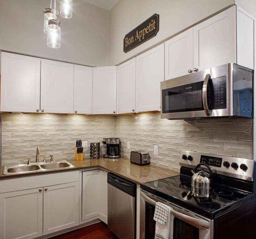 Newly Renovated Historic Savannah Townhome! - image 2