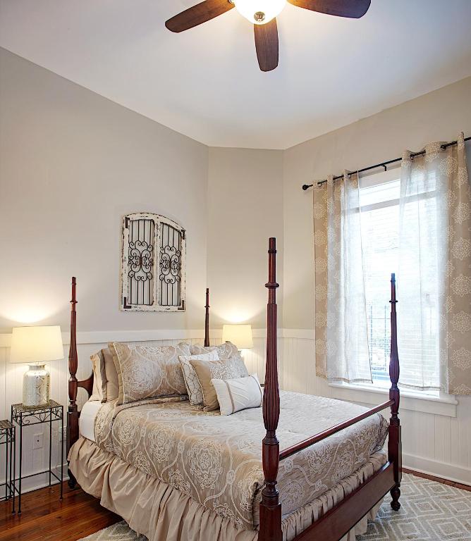 Newly Renovated Historic Savannah Townhome! - image 3