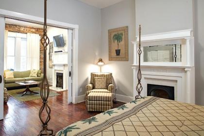 Newly Renovated Historic Savannah Townhome! - image 4