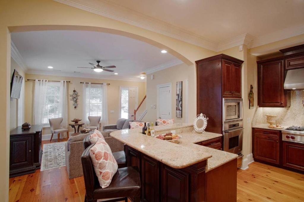 Luxury 3Bed Townhome in Historic Downtown Savannah - main image