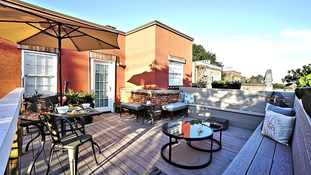 Sprawling Penthouse with Rooftop Deck Blocks from the River - main image