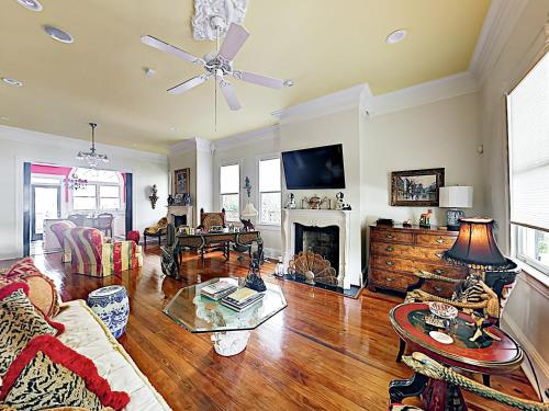 New Listing! Hip Retreat: 1 Mile To Forsyth Park Home - image 2