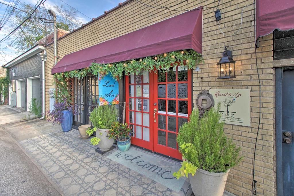 Historic Savannah Home with Outdoor Grill Patio - image 4