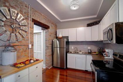 4 Bedroom Large Renovated Townhouse - image 8