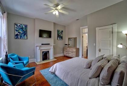 Modern 4 Bed Brownstone in Historic Downtown - image 11