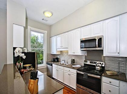 Modern 4 Bed Brownstone in Historic Downtown - image 3