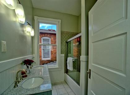 Modern 4 Bed Brownstone in Historic Downtown - image 7