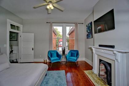 Modern 4 Bed Brownstone in Historic Downtown - image 8