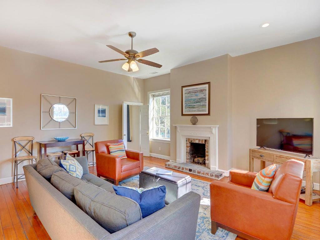 Heated Pool Access Flex Cancelation Perfectly Located for a Savannah Getaway - main image