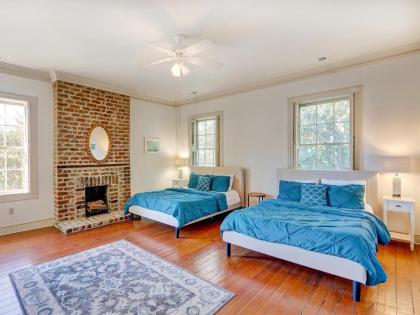 Heated Pool Access Flex Cancelation Historic Savannah Townhome w Parking and Courtyard - image 18