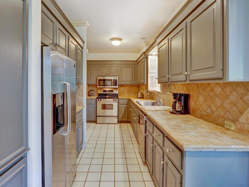 Heated Pool Access Flex Cancelation Historic Savannah Townhome w Parking and Courtyard - image 7