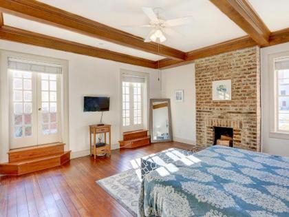 Heated Pool Access Flex Cancelation Historic Savannah Townhome w Parking and Courtyard - image 8