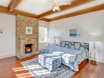 Heated Pool Access Flex Cancelation Historic Savannah Townhome w Parking and Courtyard - image 9