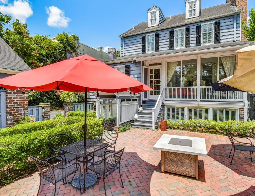 Historic Home Overlooking Emmet Park and Savannah River Private Parking Heated Pool Access - main image