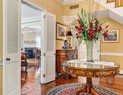 Historic Home Overlooking Emmet Park and Savannah River Private Parking Heated Pool Access - image 17