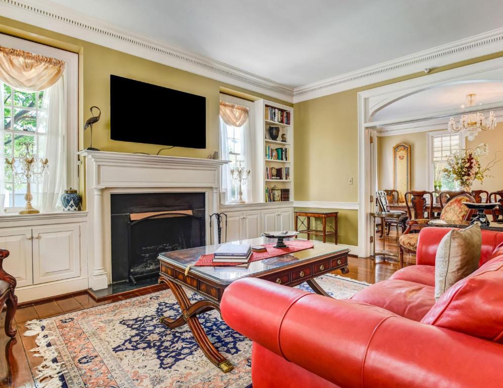 Historic Home Overlooking Emmet Park and Savannah River Private Parking Heated Pool Access - image 5