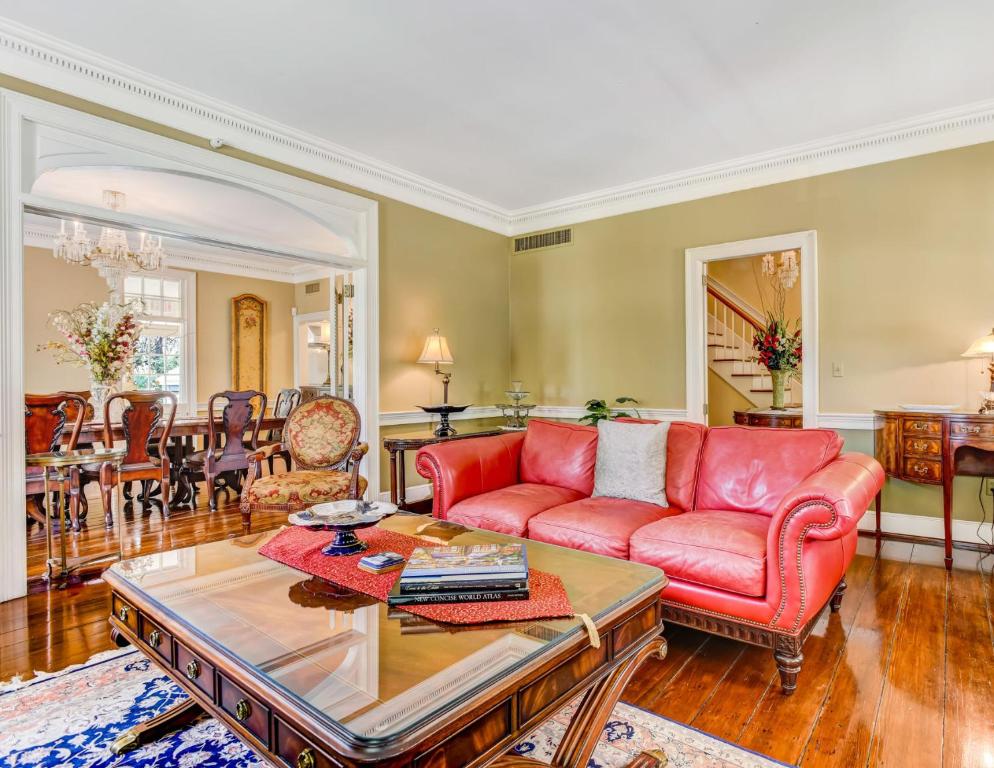 Historic Home Overlooking Emmet Park and Savannah River Private Parking Heated Pool Access - image 6