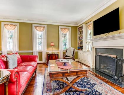 Historic Home Overlooking Emmet Park and Savannah River Private Parking Heated Pool Access - image 7