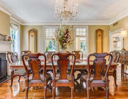 Historic Home Overlooking Emmet Park and Savannah River Private Parking Heated Pool Access - image 8