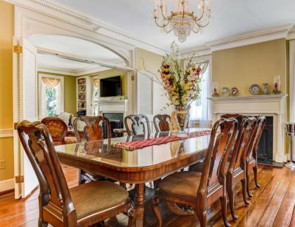 Historic Home Overlooking Emmet Park and Savannah River Private Parking Heated Pool Access - image 9