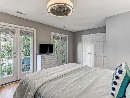 Designer Furnished on Jones St! Walk everywhere private parking heated pool access! - image 17